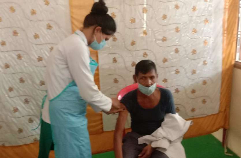 कोविड वैक्सीन टीकाकरण के लिए लोगों ने दिखाया उत्साह कोविड वैक्सीन टीकाकरण के लिए लोगों ने दिखाया उत्साह