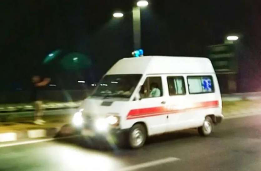 Ambulance parked in the district hospital premises. एम्बुलेंस चालकों की मनमानी पर सरकार का शिकंजा