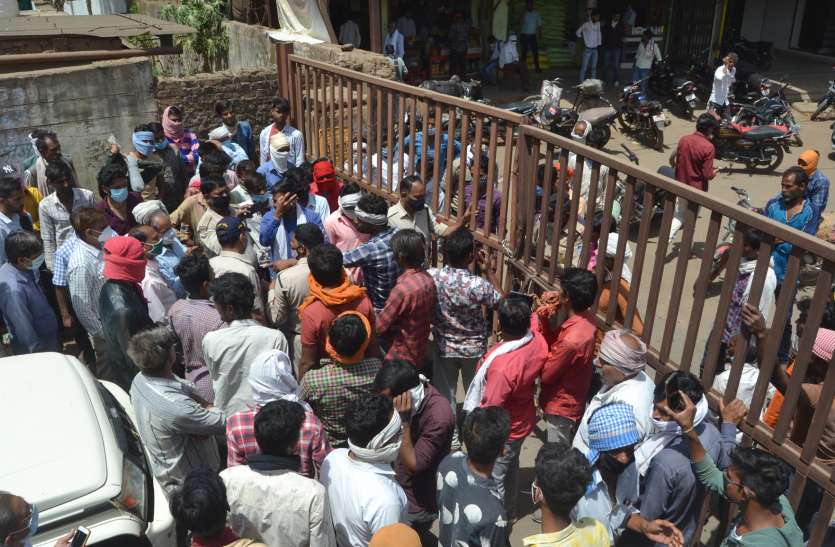 Controversy: व्यापारियों ने खरीद रोकी तो किसानों ने किया चक्काजाम, लगी वाहनों की कतार Controversy: व्यापारियों ने खरीद रोकी तो किसानों ने किया चक्काजाम, लगी वाहनों की कतार