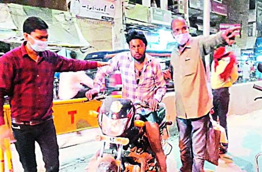 भिण्ड में सख्ती : मास्क नहीं पहना तो 100 रुपए जुर्माना और जेल, 24 घंटे के लिए सील करेंगे दुकान भिण्ड में सख्ती : मास्क नहीं पहना तो 100 रुपए जुर्माना और जेल, 24 घंटे के लिए सील करेंगे दुकान