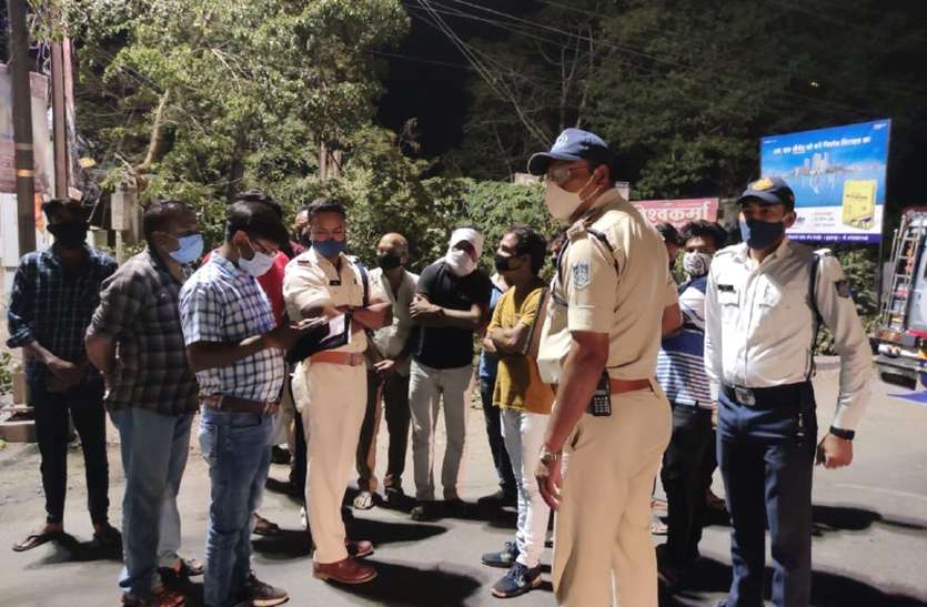5 buses from Maharashtra reached Burhanpur seized in the dark of night, case filed against owner, drivers रात के अंधेरे में महाराष्ट्र से बुरहानपुर पहुंची 5 बसें जब्त, मालिक, चालकों के खिलाफ केस दर्ज