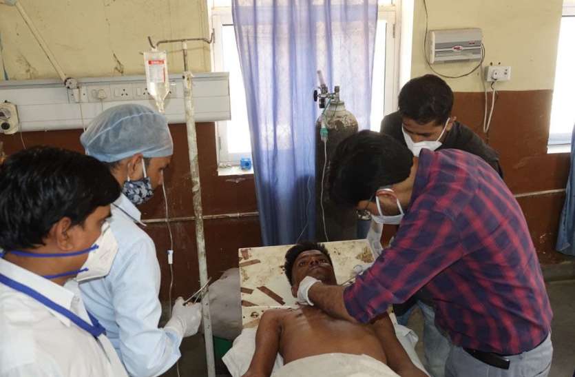 बीमारी से परेशान युवक ने खुद को किया जख्मी बीमारी से परेशान युवक ने खुद को किया जख्मी