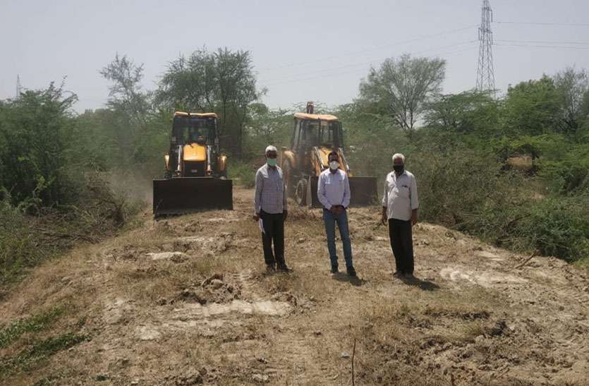 आम रास्ते से 35 साल पुराना अतिक्रमण हटाया आम रास्ते से 35 साल पुराना अतिक्रमण हटाया