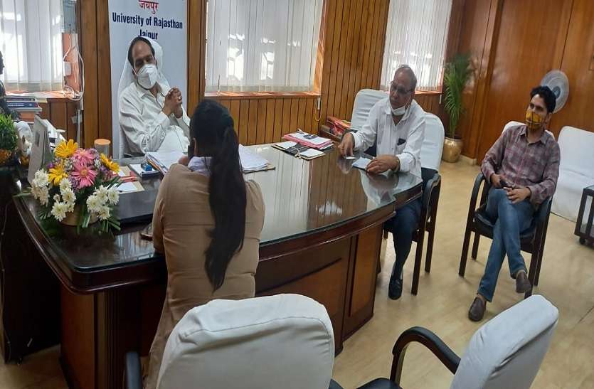 जनसंचार केंद्र के विद्यार्थियों ने दिया कुलपति सचिवालय में धरना जनसंचार केंद्र के विद्यार्थियों ने दिया कुलपति सचिवालय में धरना