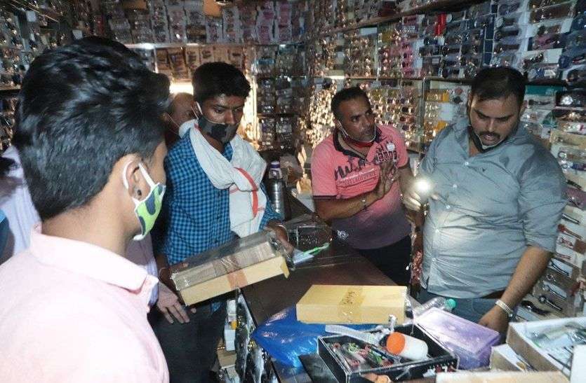 ग्राहकों से ठगी! अजमेर में चार होलसेल विक्रेताओं के यहां ब्रांडेड के नाम 50 लाख की नकली घडिय़ां जब्त ग्राहकों से ठगी! अजमेर में चार होलसेल विक्रेताओं के यहां ब्रांडेड के नाम 50 लाख की नकली घडिय़ां जब्त