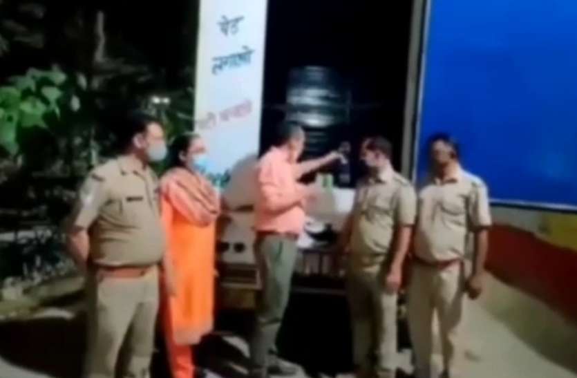 ghaziabad2.jpg Panchayat Election : शराब तस्करों ने ढूंढा तस्करी का नाबाब तरीका, दूध की गाड़ी में मिली 10 लाख की शराब