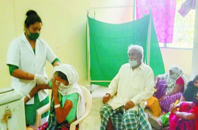 सामुदायिक स्वास्थ्य केन्द्र में टीकाकरण में बरती जा रही लापरवाही, प्रशासन मौन सामुदायिक स्वास्थ्य केन्द्र में टीकाकरण में बरती जा रही लापरवाही, प्रशासन मौन