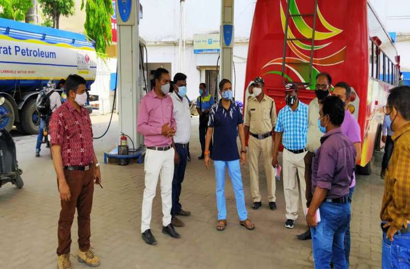 अब बिना मास्क नहीं मिलेगा पेट्रोल, मास्क नहीं पहनने वालों पर लगा 4 लाख 35 हजार का जुर्माना अब बिना मास्क नहीं मिलेगा पेट्रोल, मास्क नहीं पहनने वालों पर लगा 4 लाख 35 हजार का जुर्माना