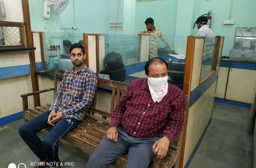मानपुर में यूको बैंक शाखा प्रबंधक व कैशियर को रिश्वत लेते रंगे हाथ दबोचा मानपुर में यूको बैंक शाखा प्रबंधक व कैशियर को रिश्वत लेते रंगे हाथ दबोचा