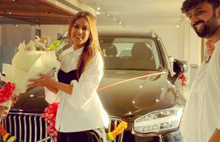 nia_sharma_volvo_xc90.jpg