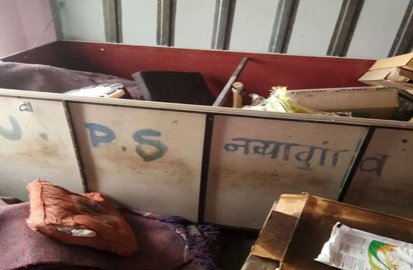 चोरों ने बच्चों के निवाले पर डाला डाका, कोम्बो पैकेट सहित माइक मशीन भी चुराई चोरों ने बच्चों के निवाले पर डाला डाका, कोम्बो पैकेट सहित माइक मशीन भी चुराई