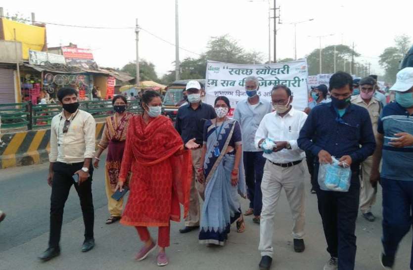 कोरोना संक्रमण : प्रशासन सख्त, रैली निकाल लोगों को किया जागरुक, बिना मास्क घूमने वालों का काटा चालान कोरोना संक्रमण : प्रशासन सख्त, रैली निकाल लोगों को किया जागरुक, बिना मास्क घूमने वालों का काटा चालान