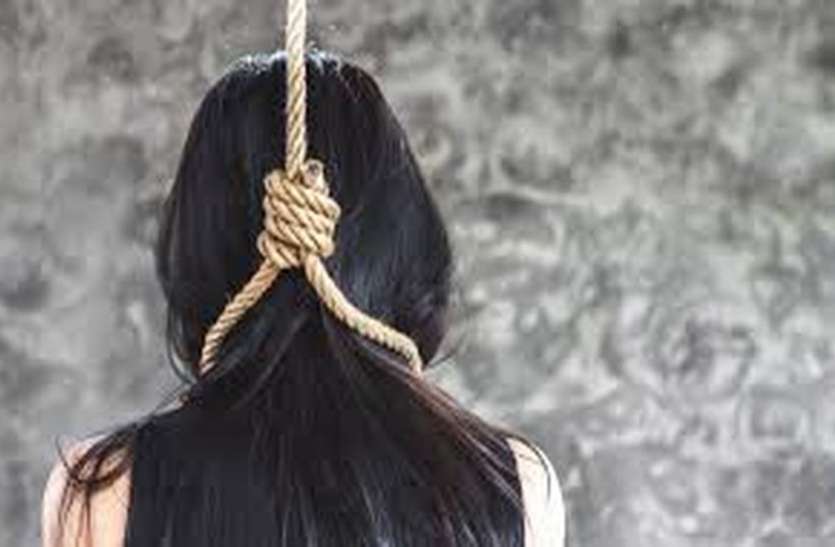 लिव इन में प्रेमी की प्रताडऩा से तंग आकर युवती ने लगाई थी फांसी! लिव इन में प्रेमी की प्रताडऩा से तंग आकर युवती ने लगाई थी फांसी!