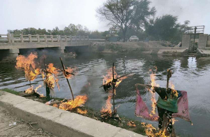 नहरबंदी-पंजाब से आ रहे दूषित व केमिकल युक्त पानी, आम व्यक्ति की सेहत से खिलवाड़ नहरबंदी-पंजाब से आ रहे दूषित व केमिकल युक्त पानी, आम व्यक्ति की सेहत से खिलवाड़