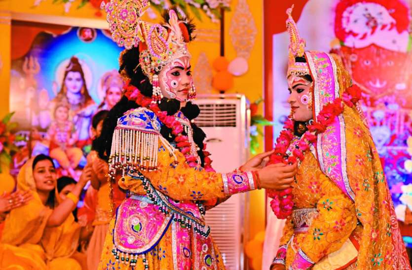 Devotees dance on Mars songs of Krishna wedding कृष्ण विवाह के मंगल गीतों पर नाचे श्रद्धालु