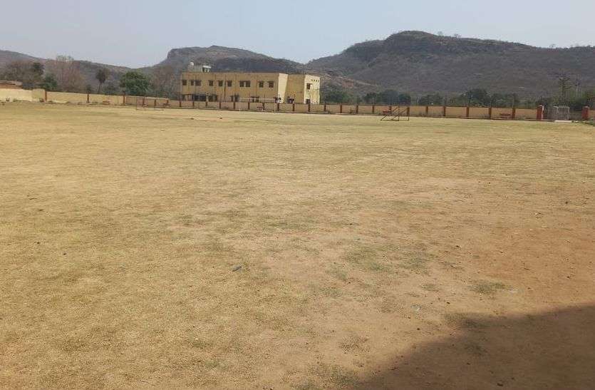देखरेख के अभाव में खराब हो रहा राजबाग मैदान देखरेख के अभाव में खराब हो रहा राजबाग मैदान