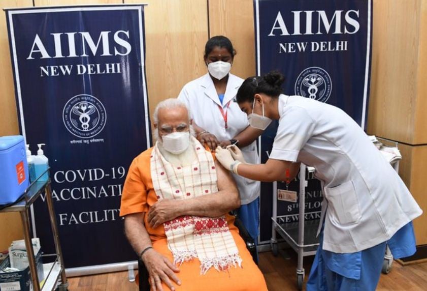 PM Modi takes covid vaccine 