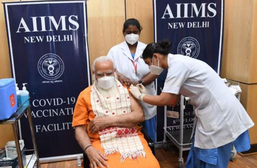 PM Modi takes covid vaccine PM Modi ने लगवाई वैक्सीन की दूसरी डोज, देश में कोरोना के नए मामलों ने फिर तोड़ा रिकॉर्ड