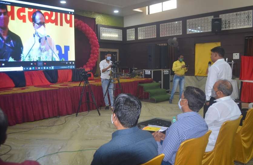 युवा उद्यमी से सीएम ने किया संवाद, जानी उद्योग धंधे की हकीकत युवा उद्यमी से सीएम ने किया संवाद, जानी उद्योग धंधे की हकीकत