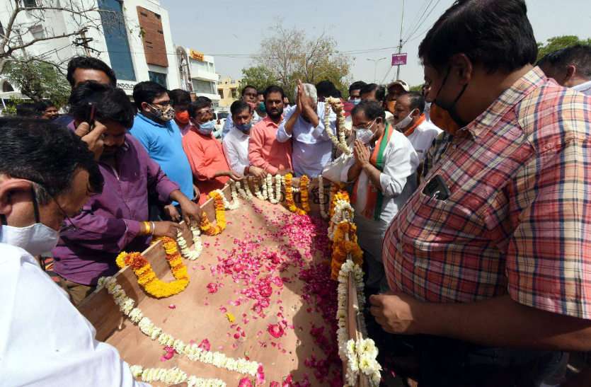 a3.jpg फेल हो गई पुलिस और इंटेलीजेंस, चमका देकर महुवा से सिविल लाइंस तक शव लेकर पहुंचे किरोड़ी