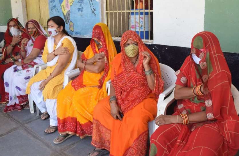 टीकाकरण शिविरों में मना रहे सैल्फी फेस्ट, खुशनुमा माहौल में टीके लगने के बाद चमके चेहरे टीकाकरण शिविरों में मना रहे सैल्फी फेस्ट, खुशनुमा माहौल में टीके लगने के बाद चमके चेहरे