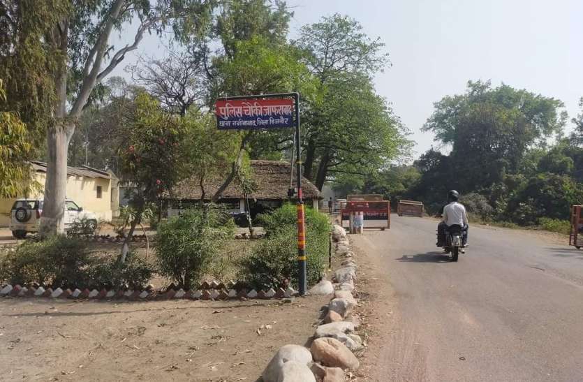 bijnor_police.jpg UP Police डीआईजी की टीम ने मारा छापा, वसूली में लिप्ट इंस्पेक्टर निलंबित, दराेगा गिरफ्तार सिपाही फरार