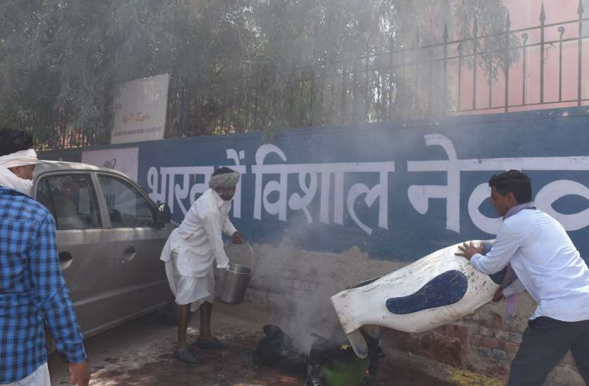 कचरा पात्र में लगी आग, मोटरसाइकिल को पहुंचा नुकसान कचरा पात्र में लगी आग, मोटरसाइकिल को पहुंचा नुकसान