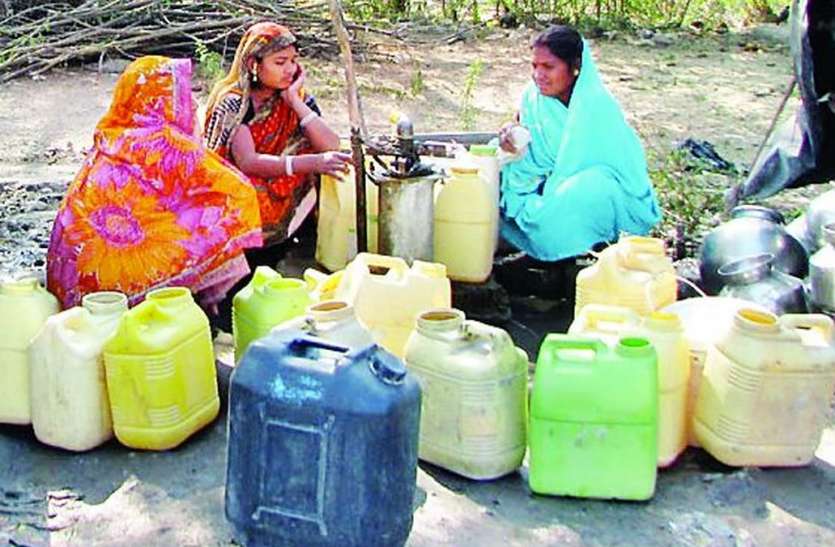 गर्मी की शुरुआत में ही बढ़ा पेयजल संकट, टैंकरों से जलापूर्ति के आदेश गर्मी की शुरुआत में ही बढ़ा पेयजल संकट, टैंकरों से जलापूर्ति के आदेश