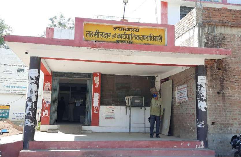 साढ़े तीन हजार अभी भी लंबित राजस्व के पांच हजार मामले निपटाने के लिए तहसील को दो हिस्सों में बांटा