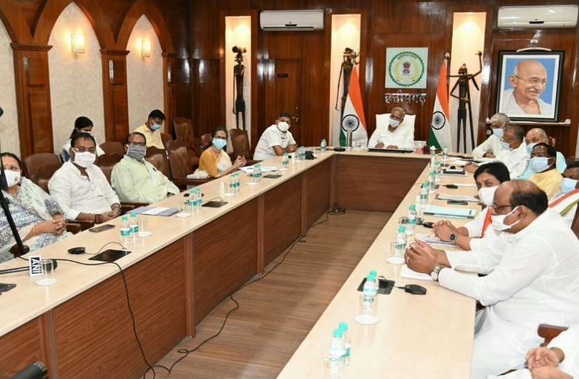 cm_bhupesh.jpg सीएम बोले- किसी सिफारिश या दबाव में न आएं, जरूरतमंदों को दे बेड