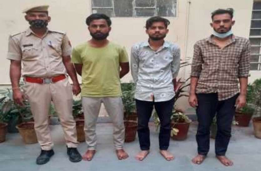पर्स और मोबाइल छीनने वाले तीन बदमाश गिरफ्तार पर्स और मोबाइल छीनने वाले तीन बदमाश गिरफ्तार