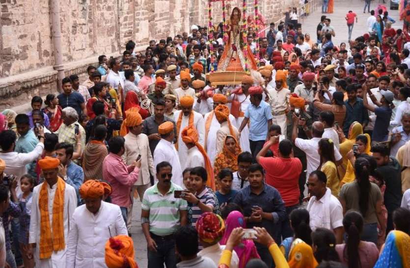 पिछले 27 सालों में दूसरी बार गढ़ से गवरजा के जुलूस पर कोरोना का साया पिछले 27 सालों में दूसरी बार गढ़ से गवरजा के जुलूस पर कोरोना का साया