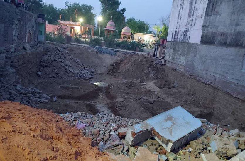 बिना पट्टे और निर्माण स्वीकृति के बन रहे हैं मकान और मॉल बिना पट्टे और निर्माण स्वीकृति के बन रहे हैं मकान और मॉल