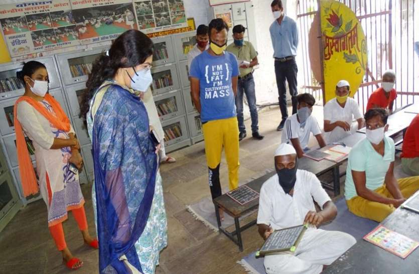Kota Jail News...बंदियों को कम्प्यूटर प्रशिक्षण लेते देख अभिभूत Kota Jail News...बंदियों को कम्प्यूटर प्रशिक्षण लेते देख अभिभूत