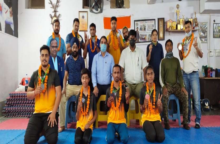 पदक विजेता लखनऊ के पेंचक सिलाट के खिलाड़ियों का हुआ सम्मान पदक विजेता लखनऊ के पेंचक सिलाट के खिलाड़ियों का हुआ सम्मान