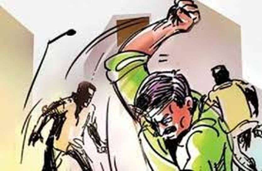 बेटी के ससुराल वालों ने मां से की मारपीट, अस्पताल में भर्ती बेटी के ससुराल वालों ने मां से की मारपीट, अस्पताल में भर्ती