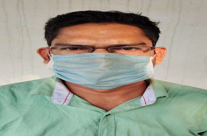 मंत्रालय और पुलिस में नौकरी के नाम पर बेरोजगारों से 20 लाख ठगने वाला BSP कर्मी गिरफ्तार, मंत्री से पहचान बताकर झाड़ता था रौब मंत्रालय और पुलिस में नौकरी के नाम पर बेरोजगारों से 20 लाख ठगने वाला BSP कर्मी गिरफ्तार, मंत्री से पहचान बताकर झाड़ता था रौब