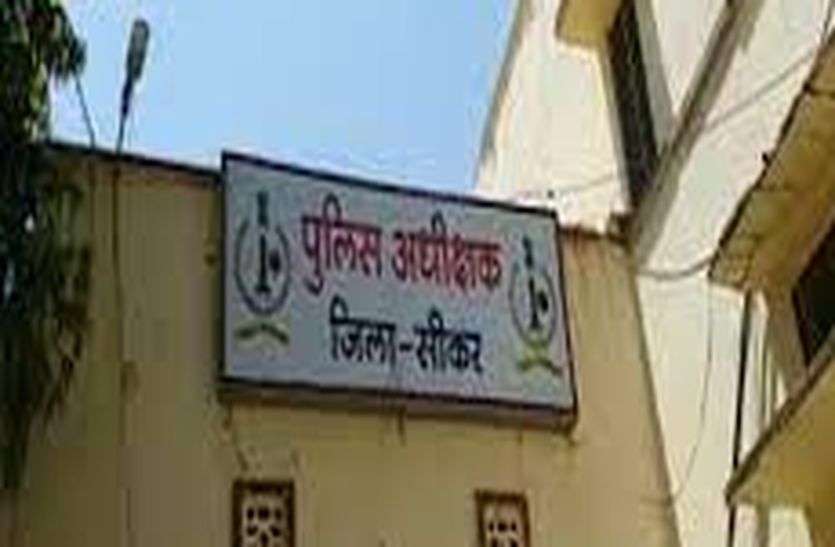 मंदिर में दर्शन के लिए गए दलित युवक के साथ पुजारी व परिजनों ने की मारपीट, मंदिर से निकाला बाहर मंदिर में दर्शन के लिए गए दलित युवक के साथ पुजारी व परिजनों ने की मारपीट, मंदिर से निकाला बाहर
