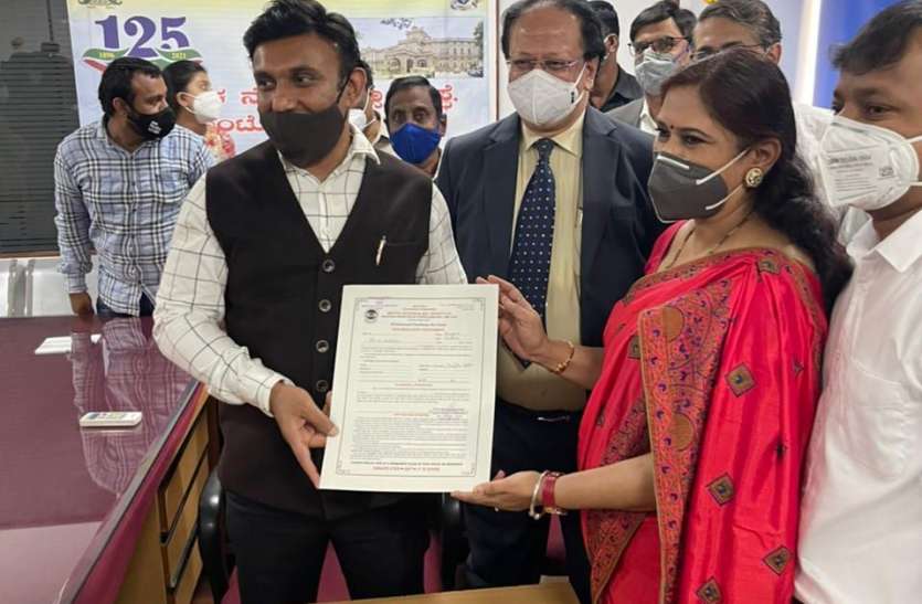 कर्नाटक के स्वास्थ्य मंत्री ने ली आंखें दान करने की शपथ कर्नाटक के स्वास्थ्य मंत्री ने ली आंखें दान करने की शपथ