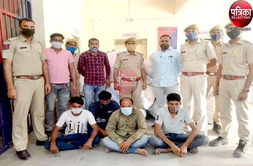 गोदाम से ढाई लाख की कपड़े की गांठे चुराई, चार जने गिरफ्तार गोदाम से ढाई लाख की कपड़े की गांठे चुराई, चार जने गिरफ्तार