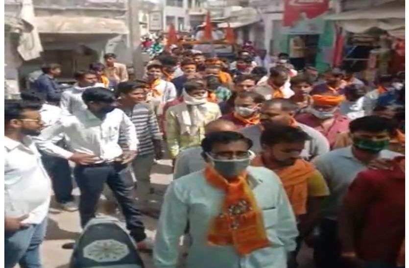 प्रशासन व विहिप कार्यकर्ताओं में तकरार,भगवा रैली के जरिए गोशाला का हिस्सा हटाने का विरोध प्रशासन व विहिप कार्यकर्ताओं में तकरार,भगवा रैली के जरिए गोशाला का हिस्सा हटाने का विरोध
