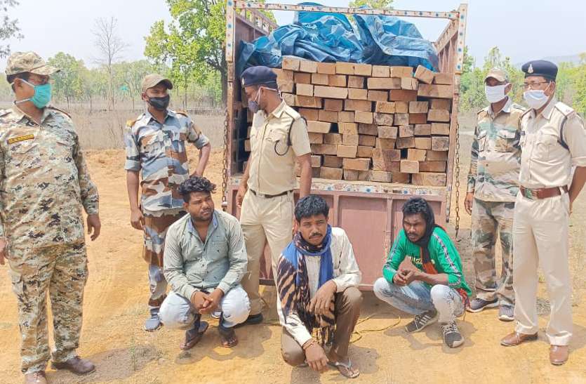Wood smuggling गश्त पर निकली पुलिस ने आधी रात पकड़ा 106 नग चिरान से भरा पिकअप, 3 आरोपी गिरफ्तार