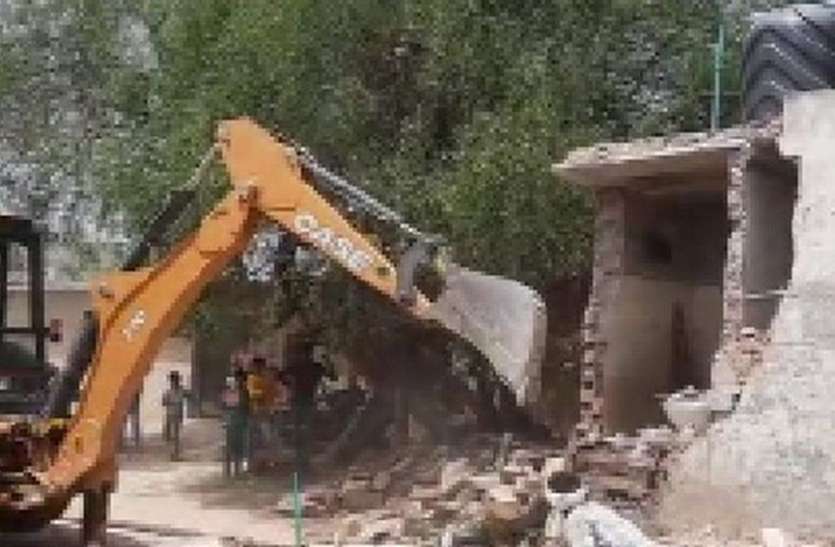 प्रशासन की मौजूदगी में आम रास्ते से हटाया अतिक्रमण प्रशासन की मौजूदगी में आम रास्ते से हटाया अतिक्रमण