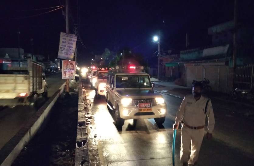 Police sirens closed, shutters of shops closed, lockdown of officers t पुलिस की बजी सायरन तो दुकानों के बंद हुए शटर, अधिकारियों की मौजदूगी में 60 घंटे का लगा लॉकडाउन