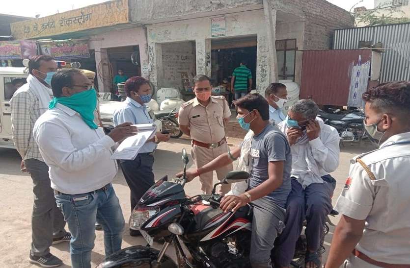 कोरोना प्रोटोकॉल की पालना कराने सडक़ों पर उतरे अधिकारी कोरोना प्रोटोकॉल की पालना कराने सडक़ों पर उतरे अधिकारी