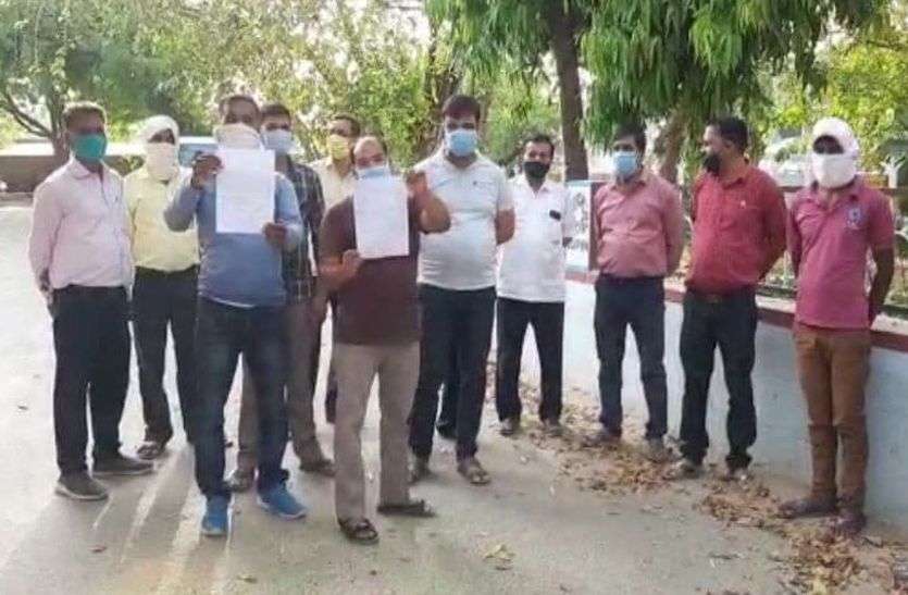 People came out in protest against liquor contracts, demonstrated शराब ठेके के विरोध में उतरे लोग, किया प्रदर्शन