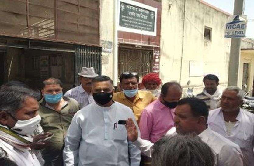 थाना क्षेत्र के विवाद में दो घंटे तक शव का नहीं हो पाया पोस्टमार्टम,परिजन लगाते रहे गुहार,बाद में मामला हुआ शांत थाना क्षेत्र के विवाद में दो घंटे तक शव का नहीं हो पाया पोस्टमार्टम,परिजन लगाते रहे गुहार,बाद में मामला हुआ शांत