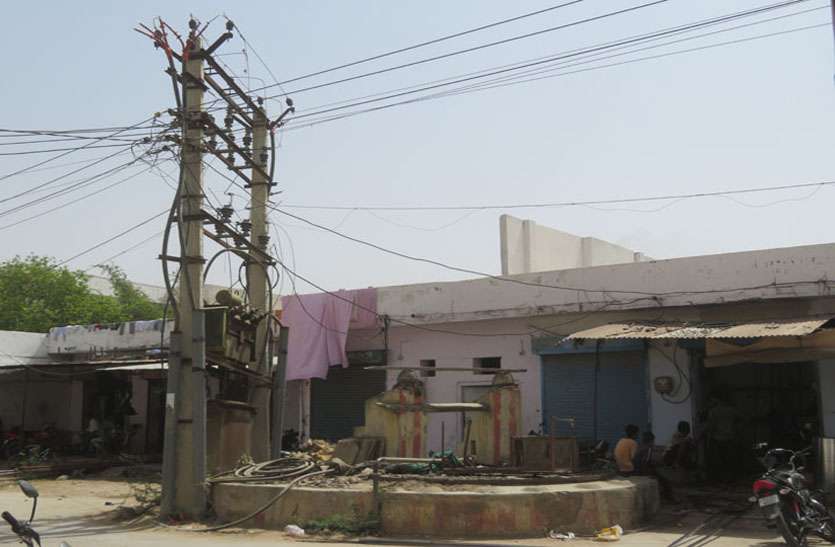 परेशानी: प्रशासन नहीं दे रहा है ध्यान, सडक़ पर कुआं व ट्रांसफार्मर बने हादसों का कारण परेशानी: प्रशासन नहीं दे रहा है ध्यान, सडक़ पर कुआं व ट्रांसफार्मर बने हादसों का कारण