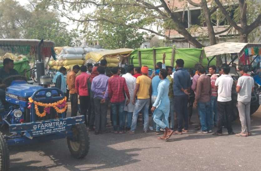 Road accident तेज रफ्तार ट्रैक्टर की चपेट में आने से बाइक सवार की हुई मौत