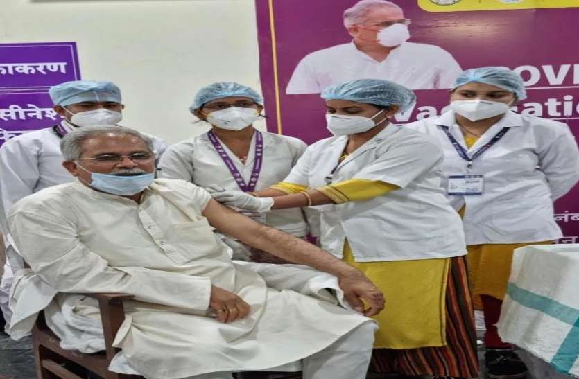 मुख्यमंत्री भूपेश बघेल ने कोरोना से बचाव का टीका लगवाया मुख्यमंत्री भूपेश बघेल ने कोरोना से बचाव का टीका लगवाया